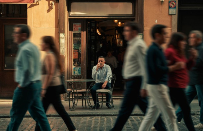 В Испании планируют новые ограничения на курение: под запрет могут попасть и террасы баров, и электронные сигареты