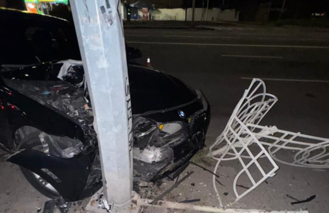 У Києві працівник автомийки викрав автомобіль клієнта та розбив його, фото