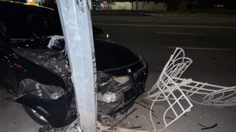 В Киеве работник автомойки угнал автомобиль клиента и разбил его, фото
