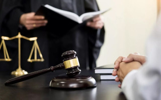 На Львівщині суд оштрафував нетверезу викладачку коледжу, яка намагалася дати хабар поліцейському