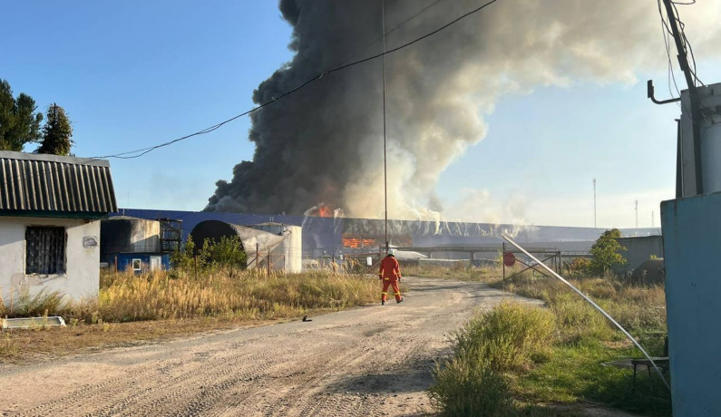 Масштабна пожежа на Київщині: через ворожу атаку горять склади логістичного центру — ОВА