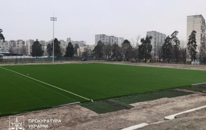 В Киеве с подрядчика могут взыскать 3 млн гривен за некачественный ремонт спортивной площадки
