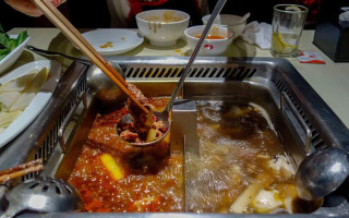 Китайські підлітки помочились у бульйон у ресторані – суд зобов'язав сплатити штраф