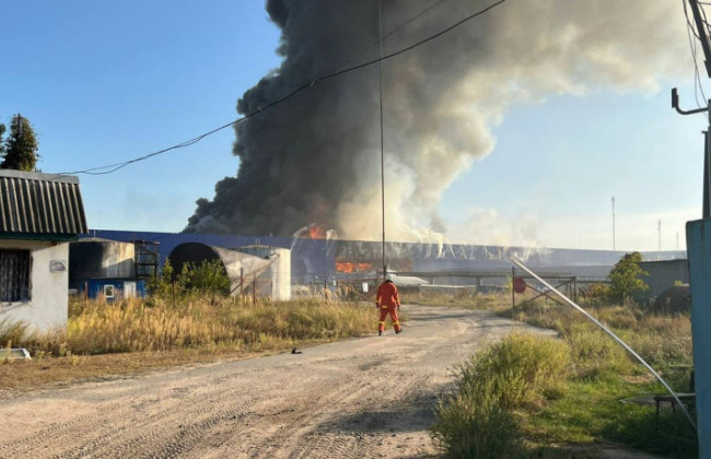 Масштабный пожар в Киевской области: из-за вражеской атаки горят склады логистического центра — ОВА