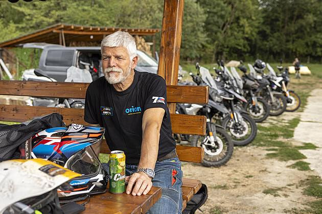 Президент Чехии Петр Павел преодолел 3000 км на мотоцикле во время отпуска в Румынии – не обошлось без приключений