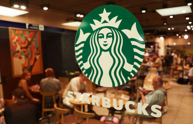 В США бариста подали в суд на Starbucks — компания отказалась компенсировать стоимость новой униформы
