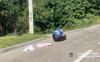 Во Львове отец забыл люльку с младенцем на крыше автомобиля и уехал — ему грозит лишение свободы