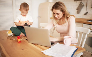 В Гоструда разъяснили, можно ли вернуться на работу до завершения отпуска по уходу за ребенком