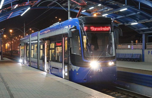 В Киеве из-за ночной атаки перебои с оплатой в скоростном трамвае и фуникулере — что нужно знать