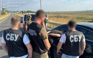 На Миколаївщині поліцейського спіймали на хабарі $2000 за «звільнення» від мобілізації