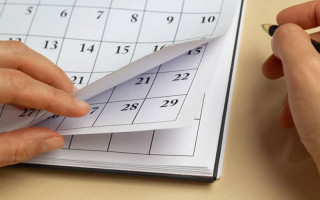 Работник не желает уходить в отпуск по утвержденному графику: какие действия работодателя