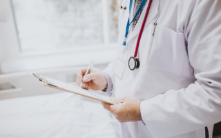 У Пенсійному фонді пояснили, які умови призначення пенсії за вислугу років медичним працівникам