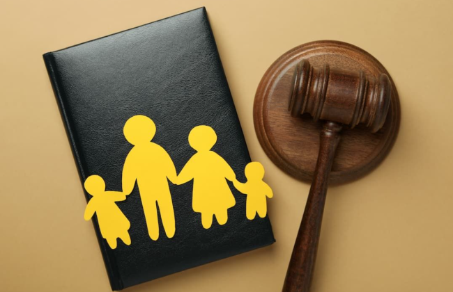 В Британии суд подверг критике родителей, установивших «жучки» в вещах детей, чтобы следить за ними