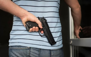 Пригрозил продавцу оружием и забрал из кассы наличные — суд назначил наказание грабителю