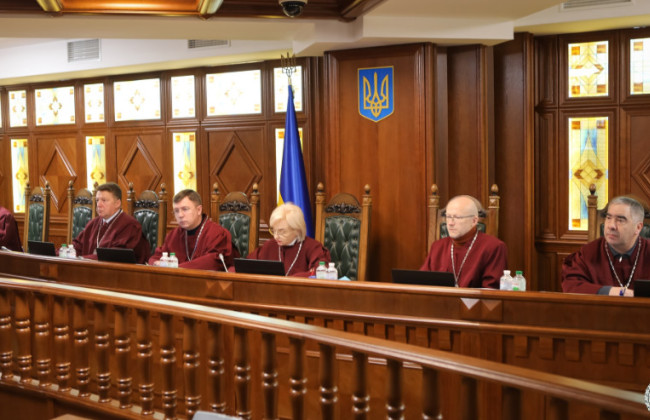 Конституционный Суд начал рассмотрение конституционности нормы бюджета за 2024 год о расчете окладов прокуроров, исходя из «особого» прожиточного минимума в 1600 грн