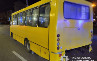 У Києві у Голосіївському районі водій авто врізався у маршрутку – фото
