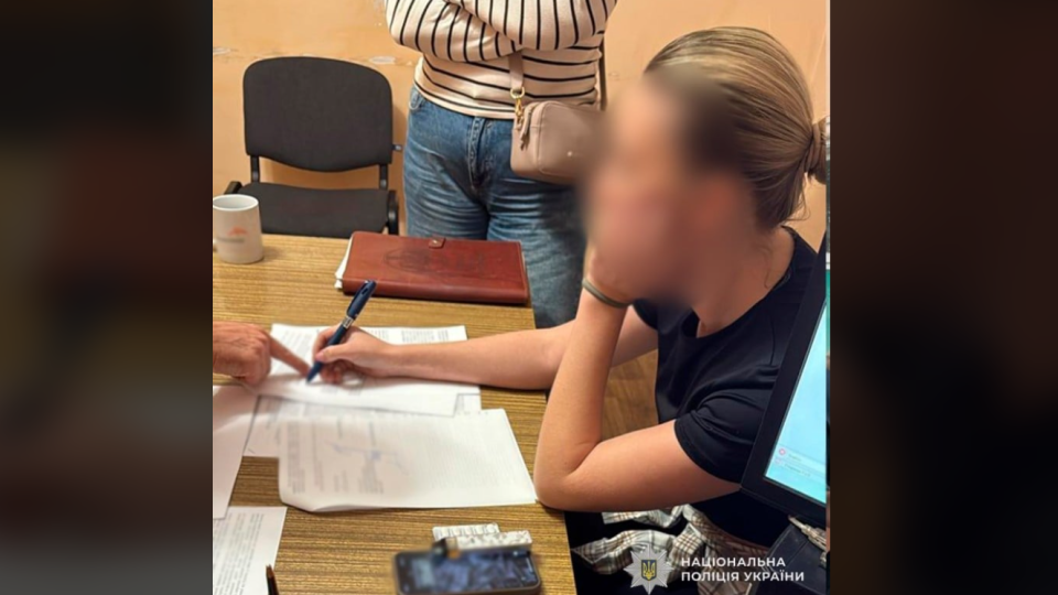 У Кривому Розі викрили жінку, яка за 2 тисячі доларів «гарантувала» водійське посвідчення