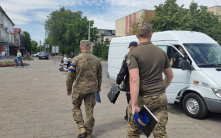 Военнослужащих ТЦК забрызгали газом на улице, а затем разбили им автомобиль – что решил суд