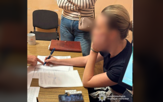 В Кривом Роге разоблачили женщину, которая за 2 тысячи долларов «гарантировала» водительское удостоверение
