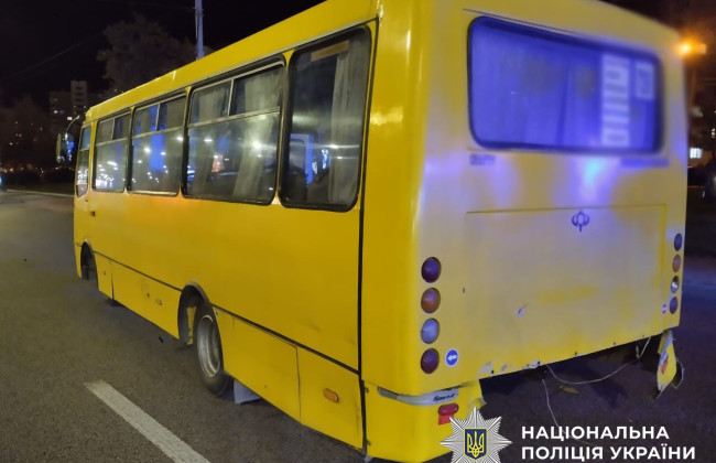 У Києві у Голосіївському районі водій авто врізався у маршрутку – фото