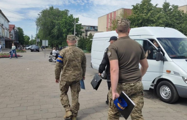 Военнослужащих ТЦК забрызгали газом на улице, а затем разбили им автомобиль – что решил суд