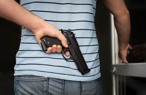 Пригрозил продавцу оружием и забрал из кассы наличные — суд назначил наказание грабителю