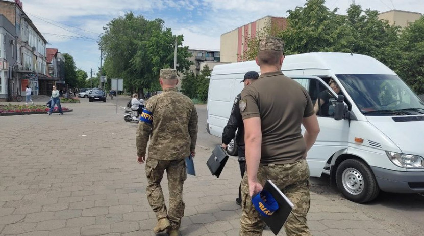 Военнослужащих ТЦК забрызгали газом на улице, а затем разбили им автомобиль – что решил суд