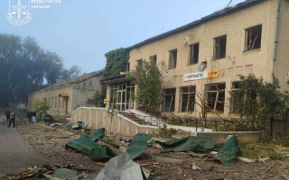 По Одещині вдарили балістикою — є загибла, зруйновано будівлю Укрпошти та ЦНАП, фото