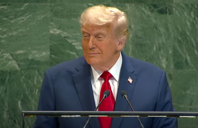 Дональд Трамп выступает без телесуфлера на Генассамблее ООН – он выключился по неизвестным причинам, видео