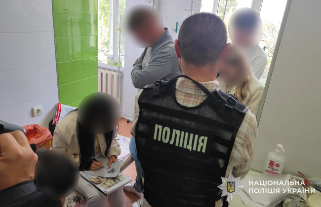 В Тернополе кардиолога поймали на взятке в $1000 за поддельную справку