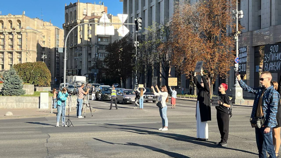 В Киеве впервые перекрыли Крещатик во время минуты молчания, видео