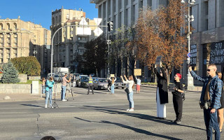 В Киеве впервые перекрыли Крещатик во время минуты молчания, видео