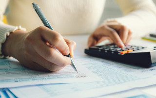 Налоговая объяснила, как предпринимателям уплачивать ЕСВ, если дедлайн приходится на выходной