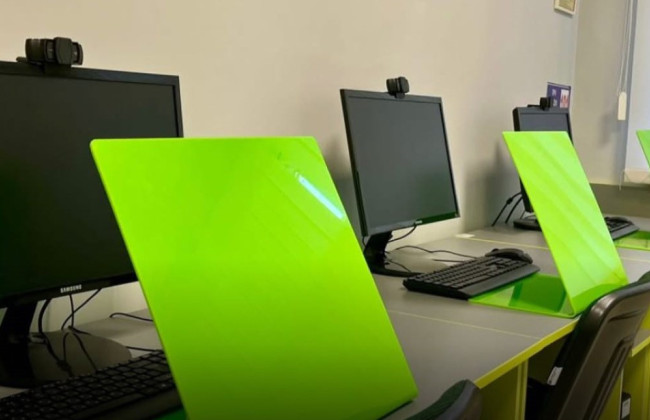 В сервисных центрах МВД появились защитные панели во время сдачи теоретических экзаменов на права водителя