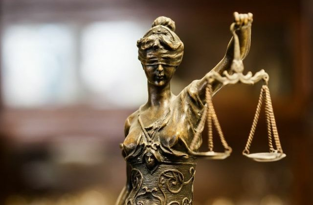 На Закарпатье двух мужчин осудили за советскую форму с запрещенными символами