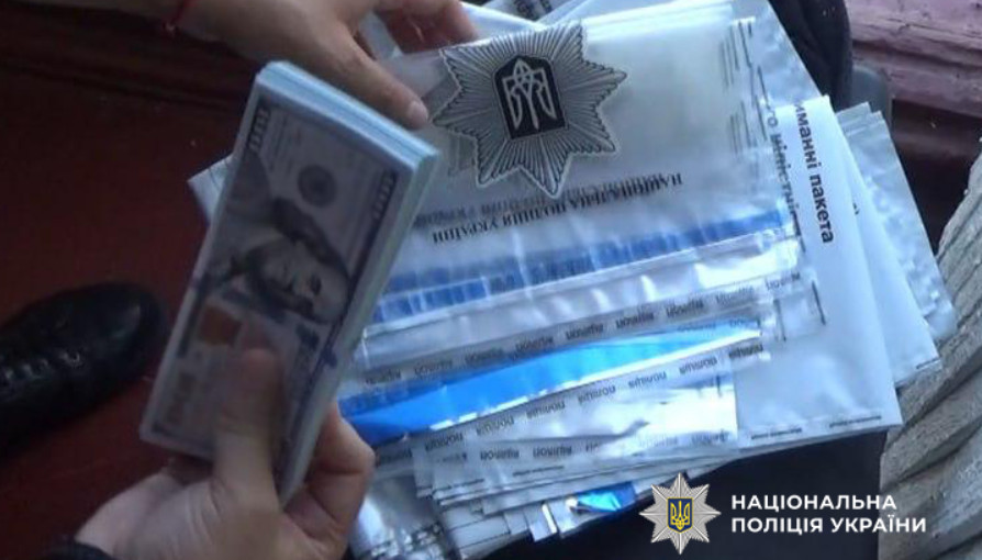 В Одесі судитимуть зловмисника, який за 6000 доларів обіцяв іноземцю посвідку на постійне проживання