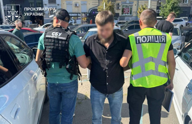 В Киеве задержали дельца, который за $15000 помог снять мужчину с розыска и «трудоустроить» для бронирования