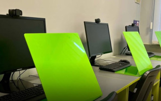 В сервисных центрах МВД появились защитные панели во время сдачи теоретических экзаменов на права водителя