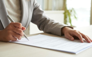 В Гоструда рассказали, может ли работник, заключивший договор с нефиксированным рабочим временем, работать на другой работе