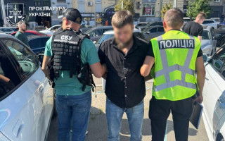 У Києві затримали ділка, який за $15000 допоміг зняти чоловіка з розшуку та «працевлаштувати» для бронювання