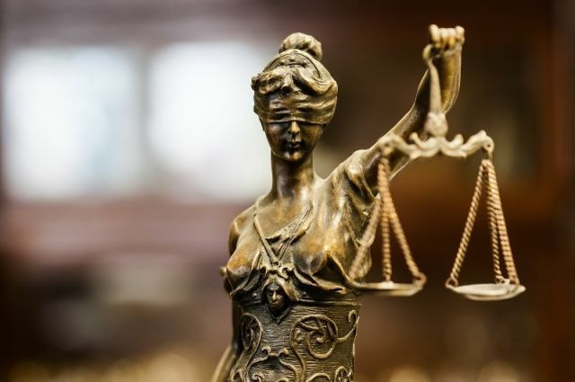На Закарпатті двох чоловіків засудили за радянську форму з забороненими символами