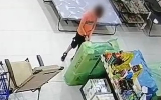 В Киеве 6-летний мальчик поджег товар и спровоцировал пожар в гипермаркете, фото и видео