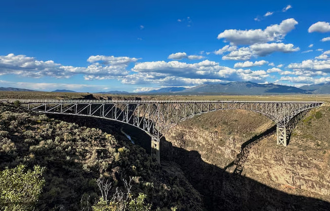 У США закрили для пішоходів міст висотою 180 метрів через серію самогубств