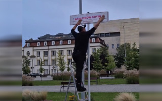 У Польщі чоловік підмінив назву площі Вільної України – поліція розпочала розслідування