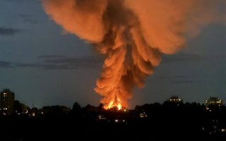 Мощный взрыв прогремел в Британии — пожар охватил склады, сотни людей эвакуировали, видео