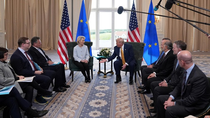 Урсула фон дер Ляйен и Дональд Трамп часто общаются напрямую, и это обретает все большее геополитическое значение — Politico