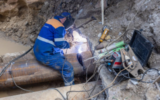 В Святошинском районе в Киеве меняют трубы, которым уже более 50 лет