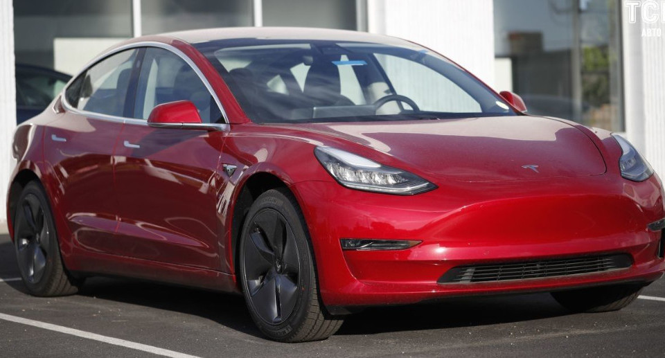 У Рівному перед судом постав водій Tesla, який не надав перевагу в русі «швидкій»