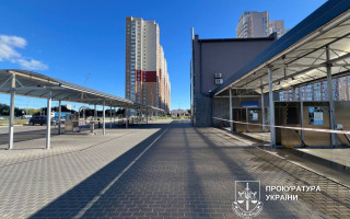 Суд арестовал автомойку на Позняках из-за самовольного строительства на коммунальной земле