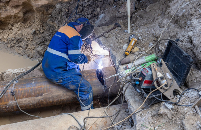 В Святошинском районе в Киеве меняют трубы, которым уже более 50 лет